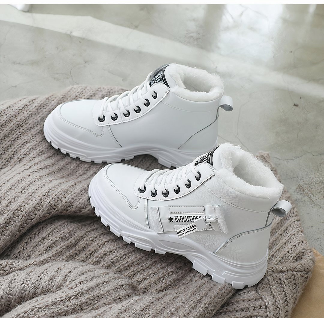 Białe damskie śniegowce Blythe Luxe z puszystą wyściółką na miękkim tle