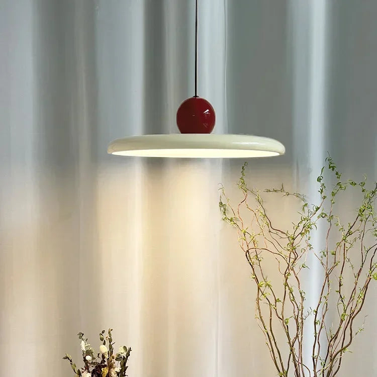 Nowoczesna lampa wisząca LED w stylu bauhaus zamontowana nad stołem w jadalni