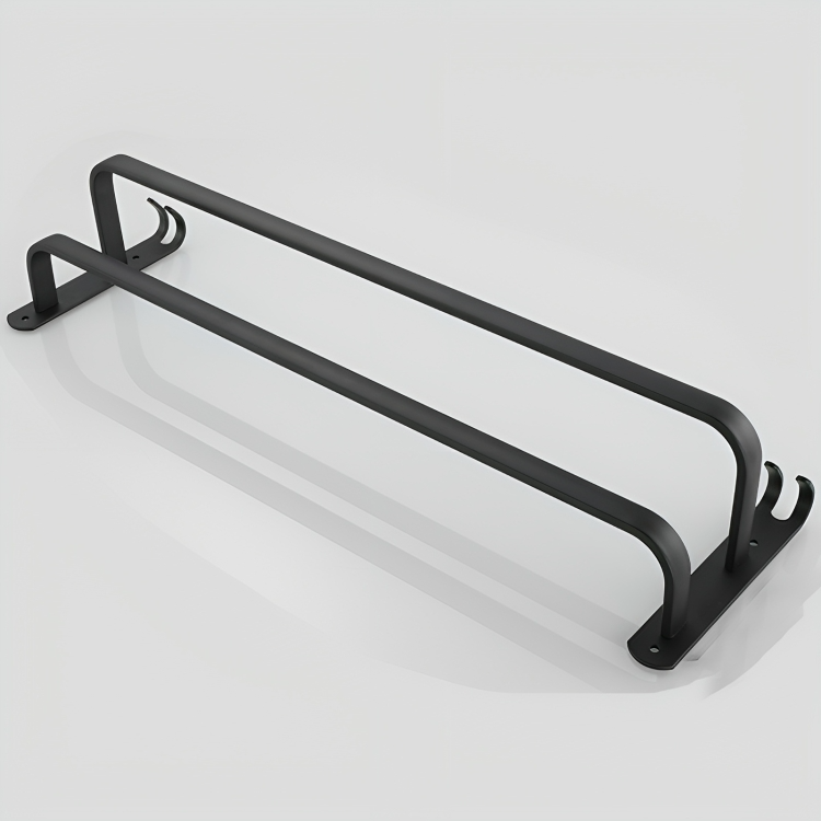 Organizacja łazienki z czarnym uchwytem na ręczniki i haczykami