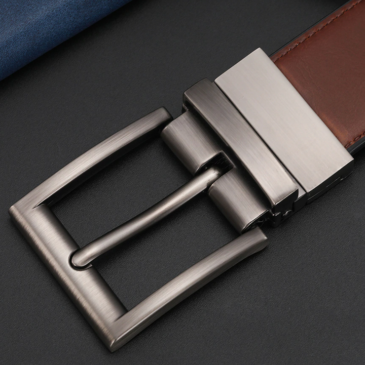 Zbliżenie na elegancką metalową klamrę męskiego paska