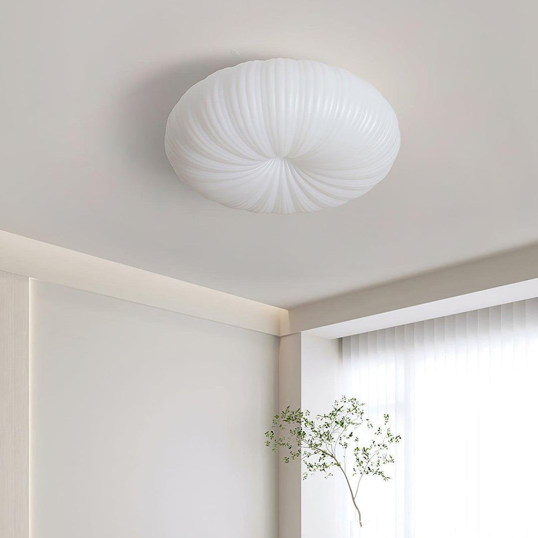 Zbliżenie na minimalistyczną lampę sufitową o unikalnej fakturze