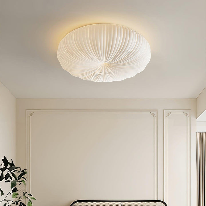 Nowoczesna biała lampa sufitowa zamontowana w eleganckim salonie