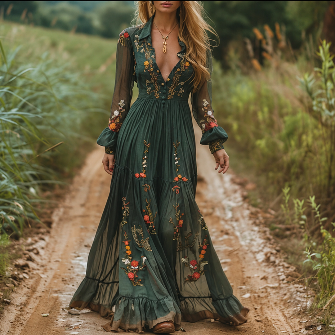 Kobieta w zielonej sukience maxi boho w kwiaty na leśnej ścieżce