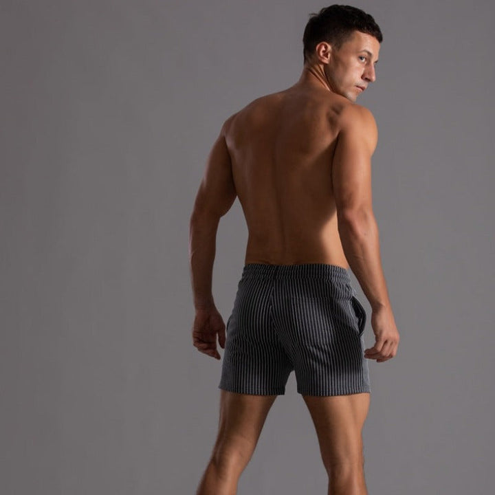 Detal kieszeni w męskich spodenkach letnich slim fit