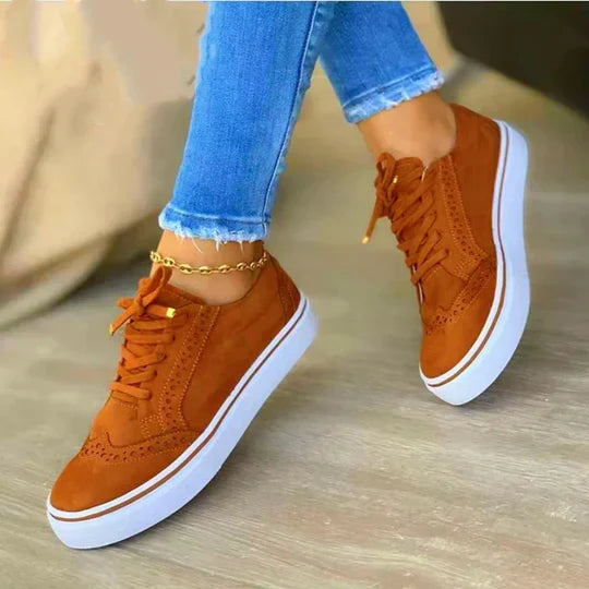 Brązowe damskie sneakersy sznurowe z perforacją