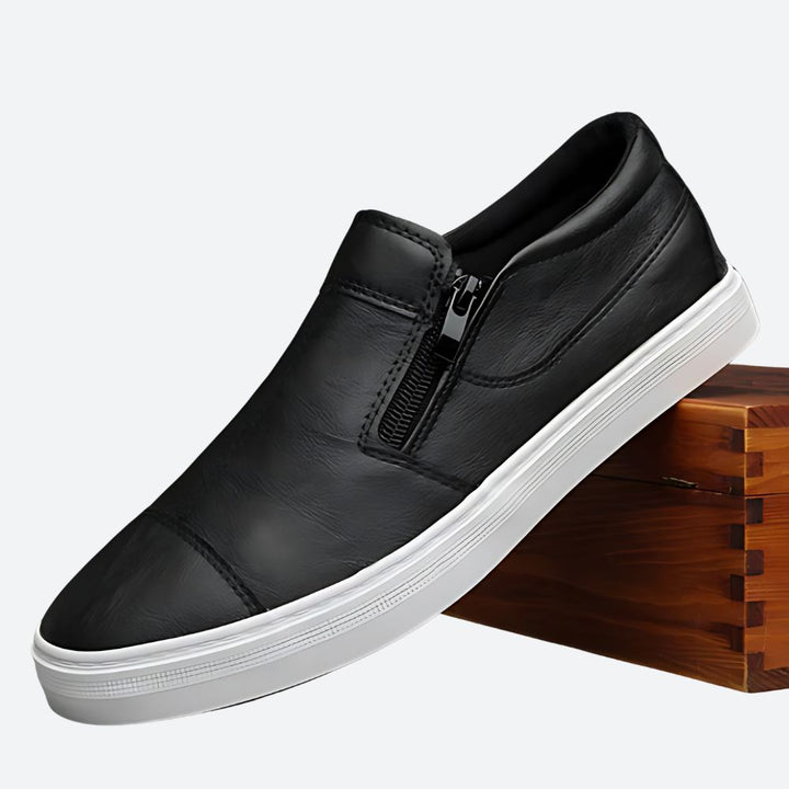 Czarne męskie buty slip-on na białej podeszwie