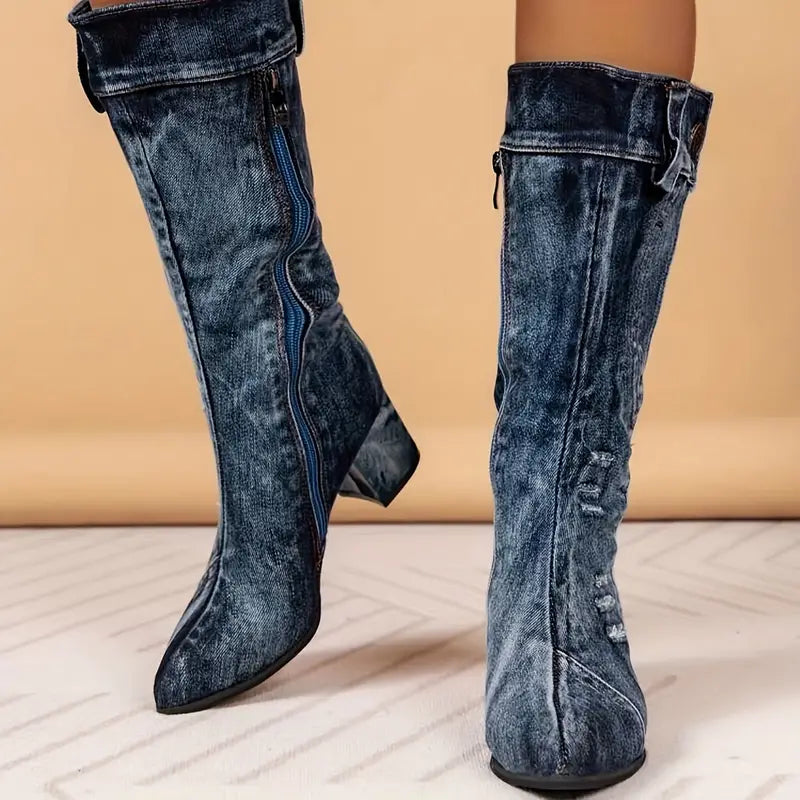 Damskie kozaki jeansowe na stabilnym słupku w kolorze denim niebieski z widocznym zamkiem