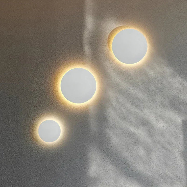 Czarna lampa elewacyjna LED pokazana z bliska, nowoczesny design