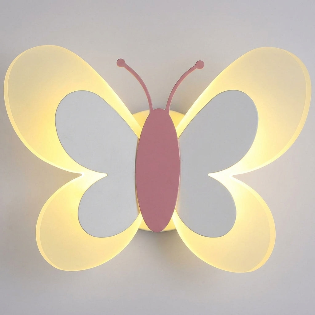Zbliżenie na włączoną lampę ścienną LED motyl w wersji biało-różowej