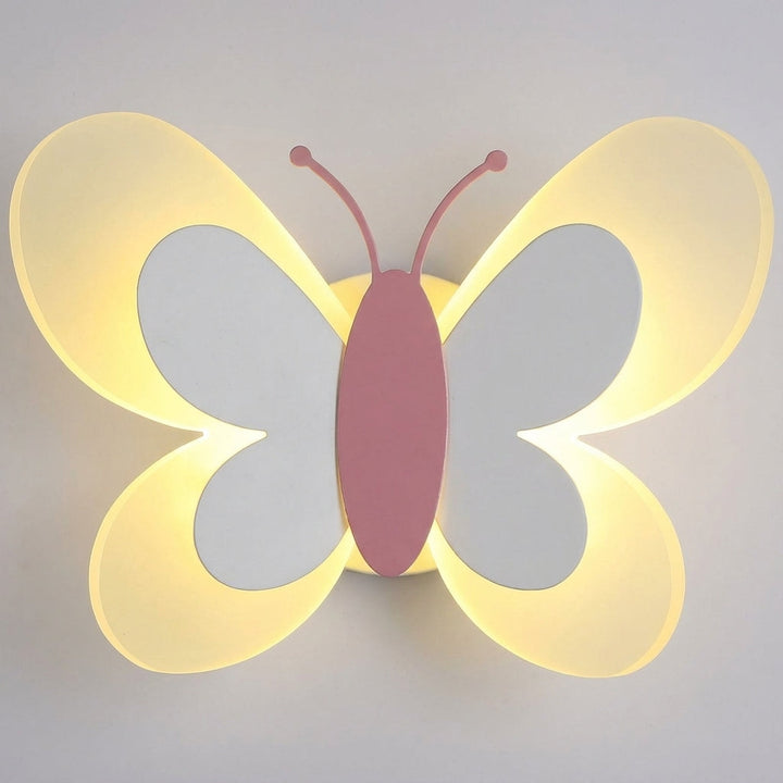 Zbliżenie na włączoną lampę ścienną LED motyl w wersji biało-różowej