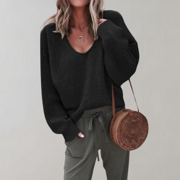 Casualowy sweter damski prezentowany na sylwetce modelki