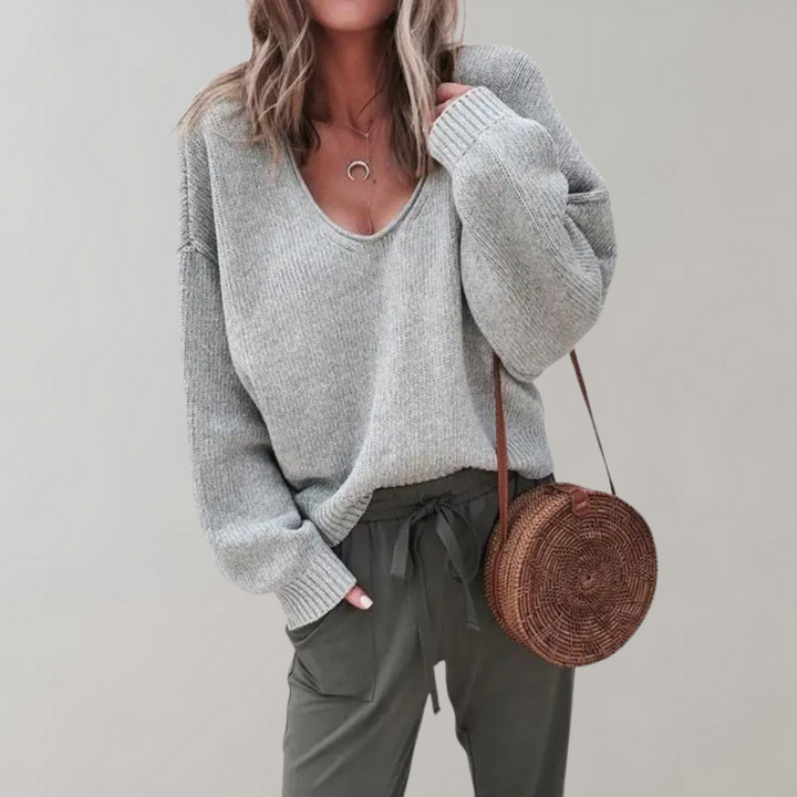 Stylowy sweter damski casual w zestawieniu z modnymi spodniami