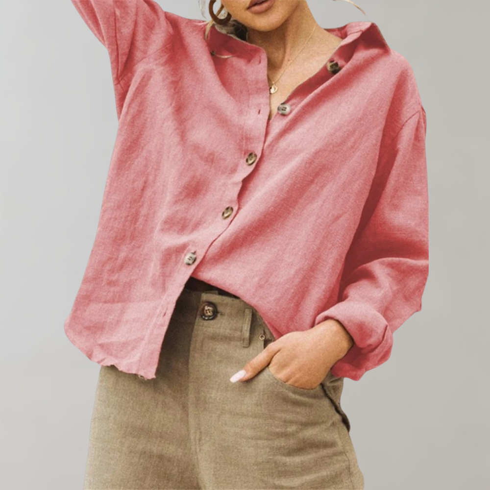 Kobieta w różowej koszuli oversize w stylu vintage
