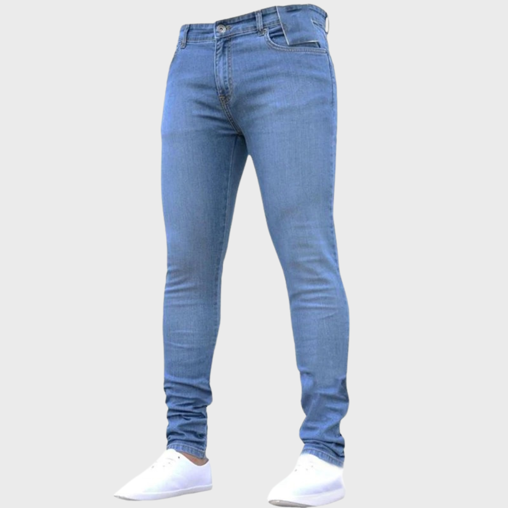 Mężczyzna w jasnoniebieskich jeansach slim fit od przodu