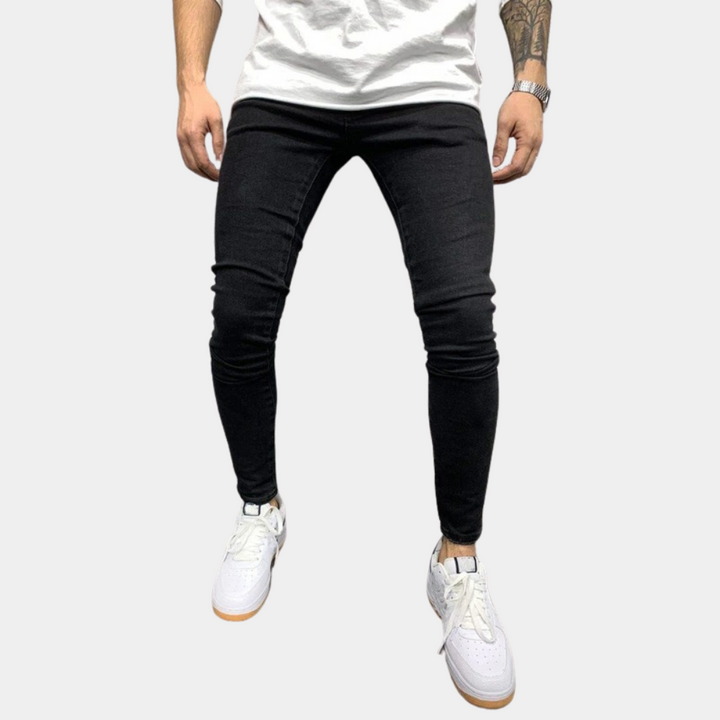 Męskie czarne jeansy skinny prezentowane na sylwetce