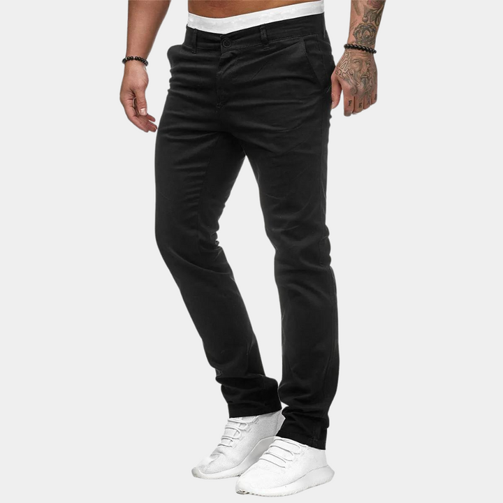 Mężczyzna prezentujący czarne męskie spodnie chinos slim fit