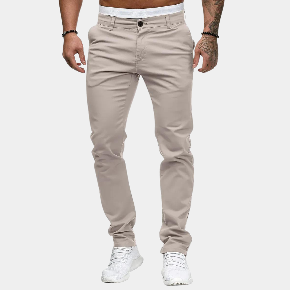 Mężczyzna w eleganckich spodniach chinos w kolorze khaki