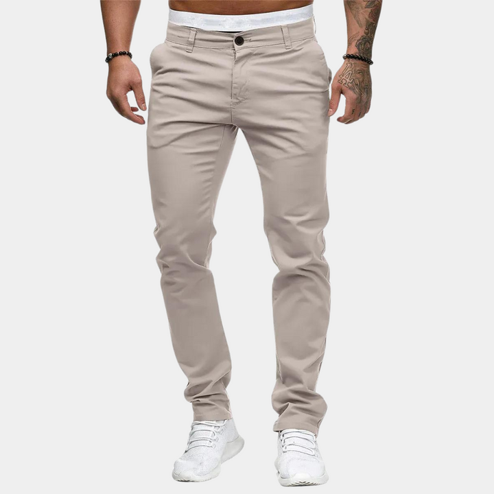 Mężczyzna w eleganckich spodniach chinos w kolorze khaki