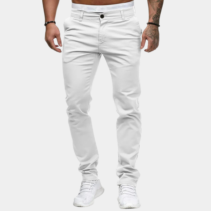 Modne spodnie męskie chinos o kroju slim fit, detale kieszeni i wykończenia