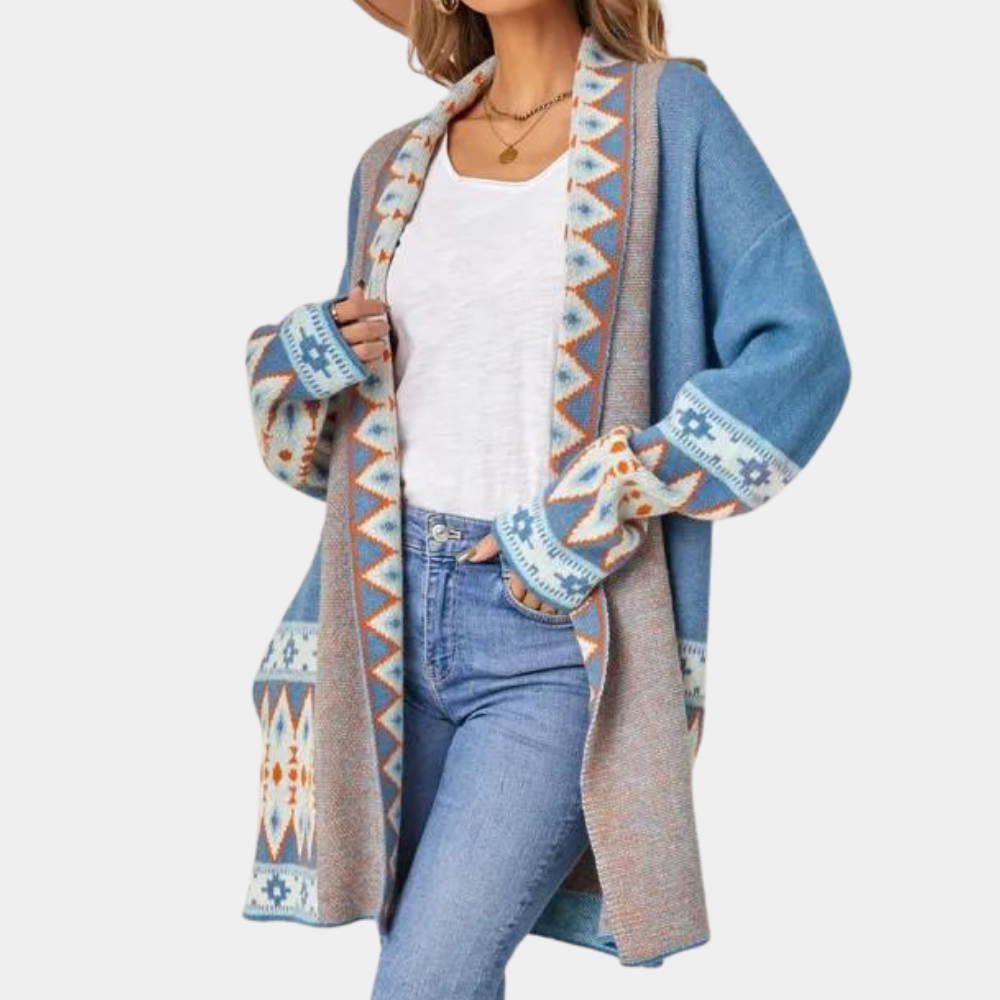Kobieta prezentująca ciemnoniebieski kardigan damski w stylu boho