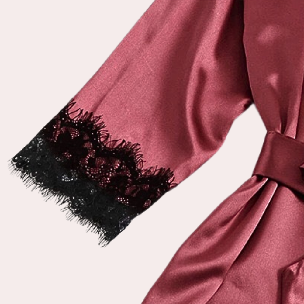 Zbliżenie na eleganckie koronkowe wykończenie rękawa szlafroka