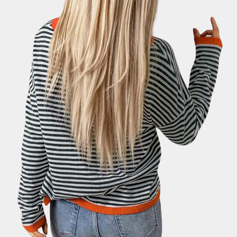 Widok z tyłu na dzianinowy sweter oversize w paski