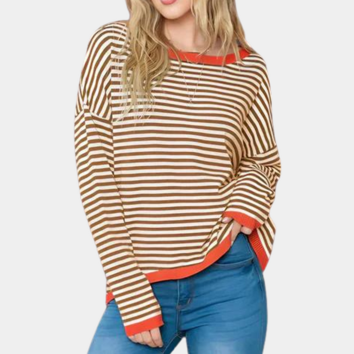 Casualowy sweter oversize w paski, zbliżenie na materiał
