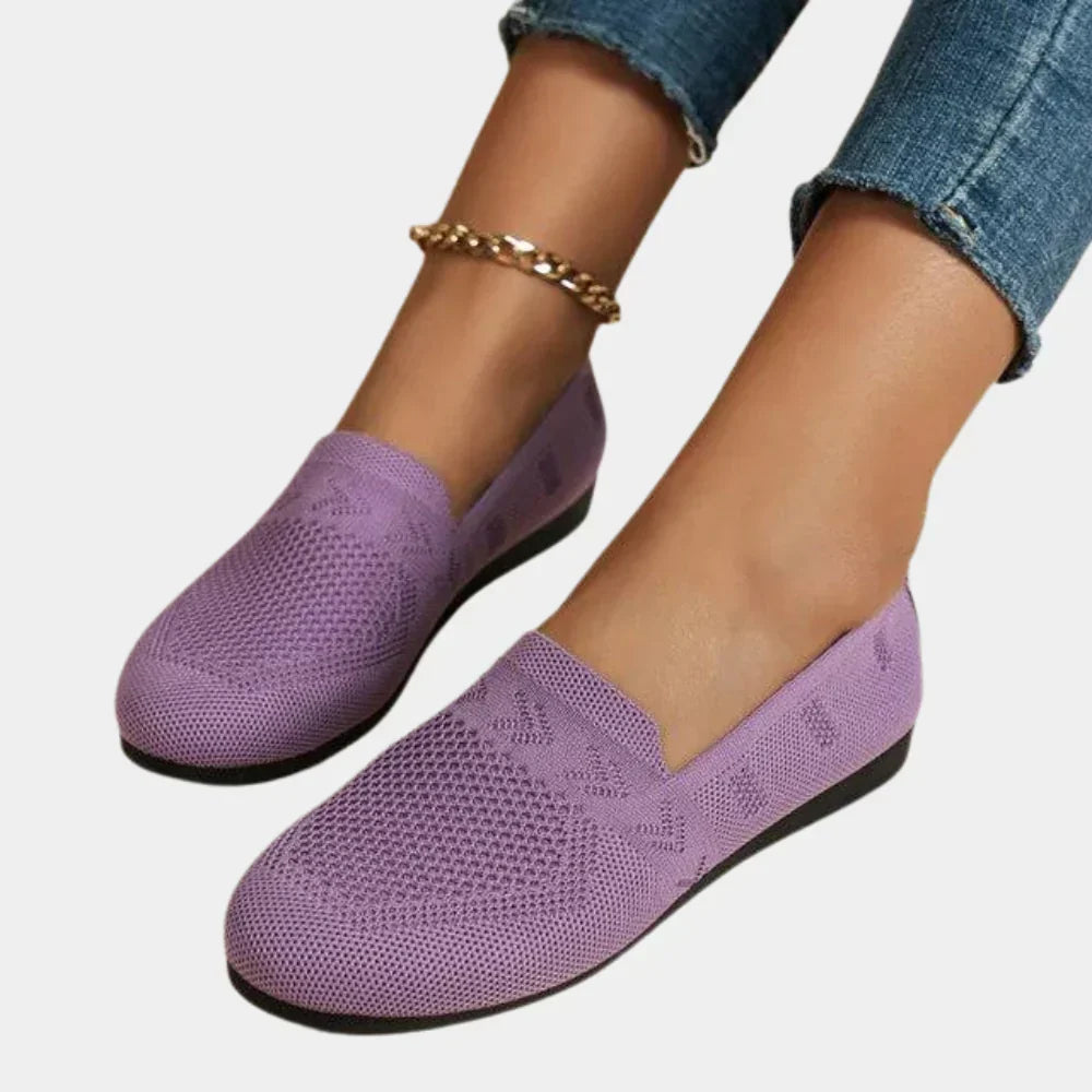 Damskie fioletowe buty do chodzenia prezentowane na nogach