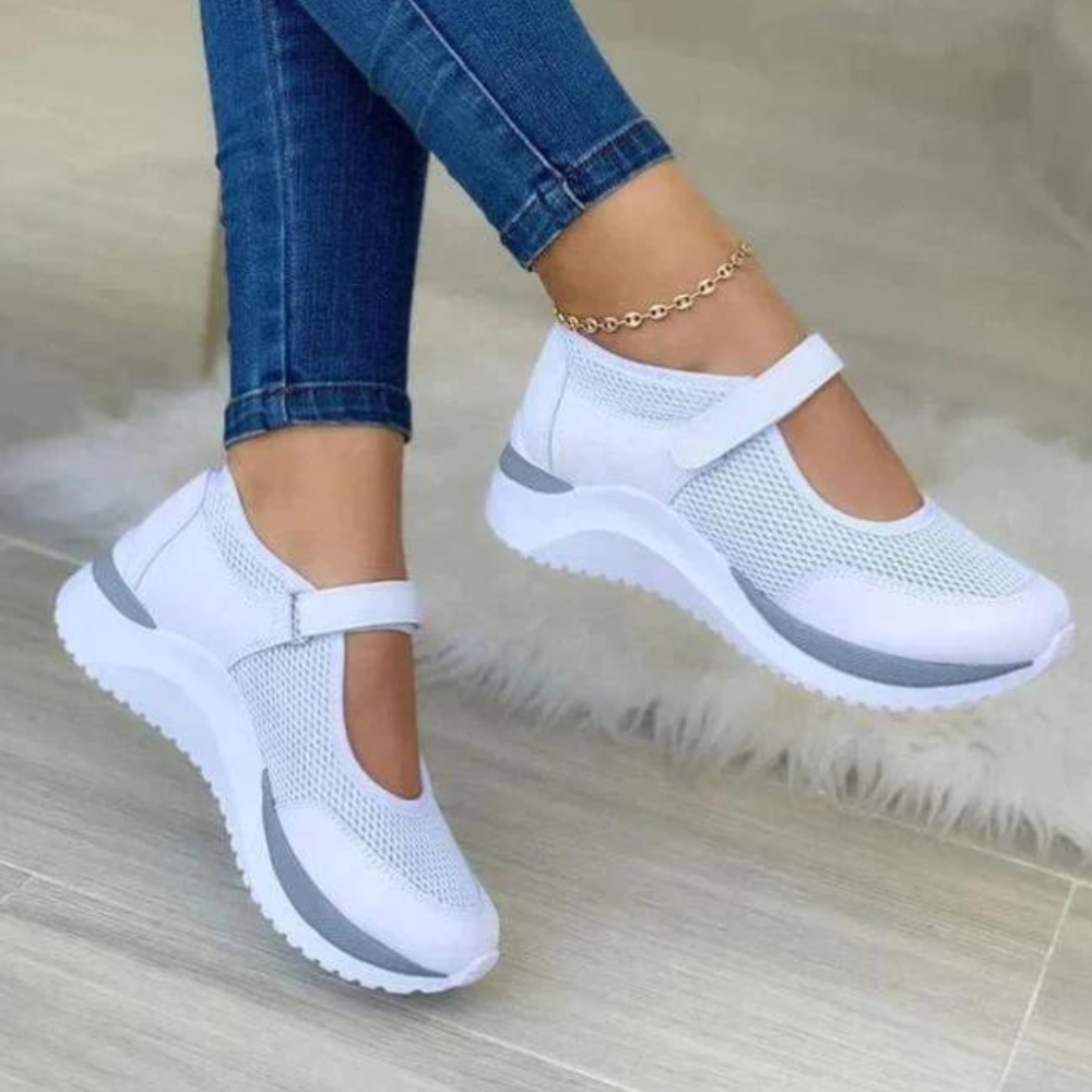 Białe damskie buty sportowe siateczkowe na nodze