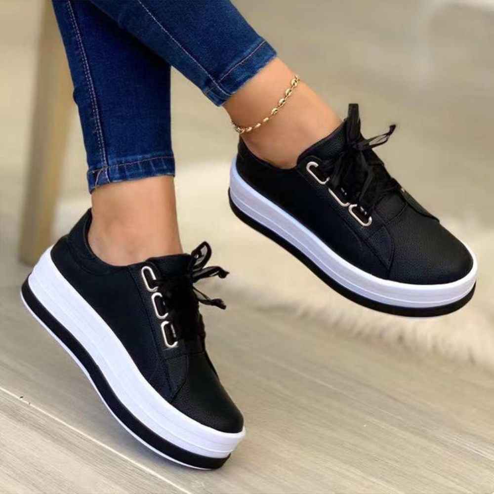 Czarne damskie sneakersy na grubej białej platformie na nodze