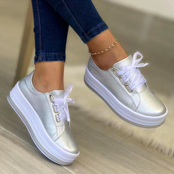 Srebrne damskie sneakersy na platformie z jasnymi sznurowadłami
