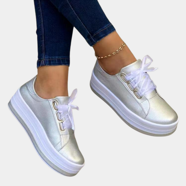 Czarne damskie sneakersy na platformie ze złotymi detalemi, wygodne buty sportowe
