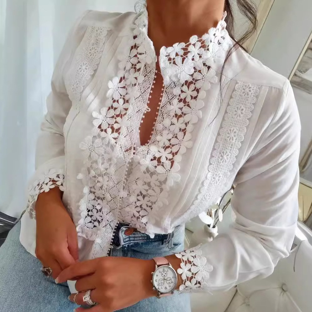 Kobieca biała bluzka ozdobiona elegancką koronką wokół dekoltu