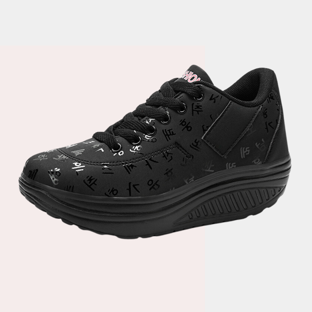 Czarne damskie sneakersy casualowe z ozdobnym wzorem na cholewce