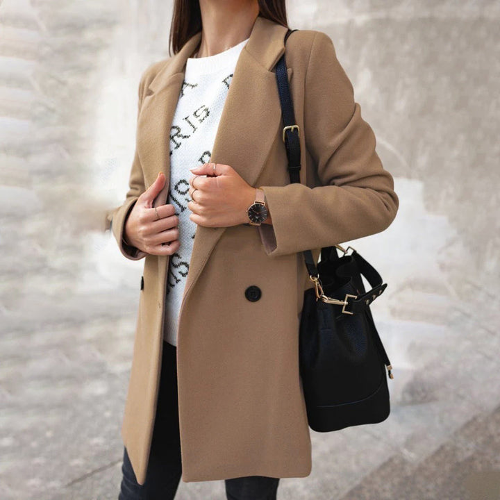 Kobieta w eleganckim płaszczu w odcieniu khaki