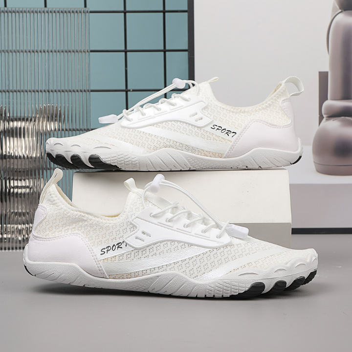 Białe buty barefoot prezentowane na minimalistycznym tle