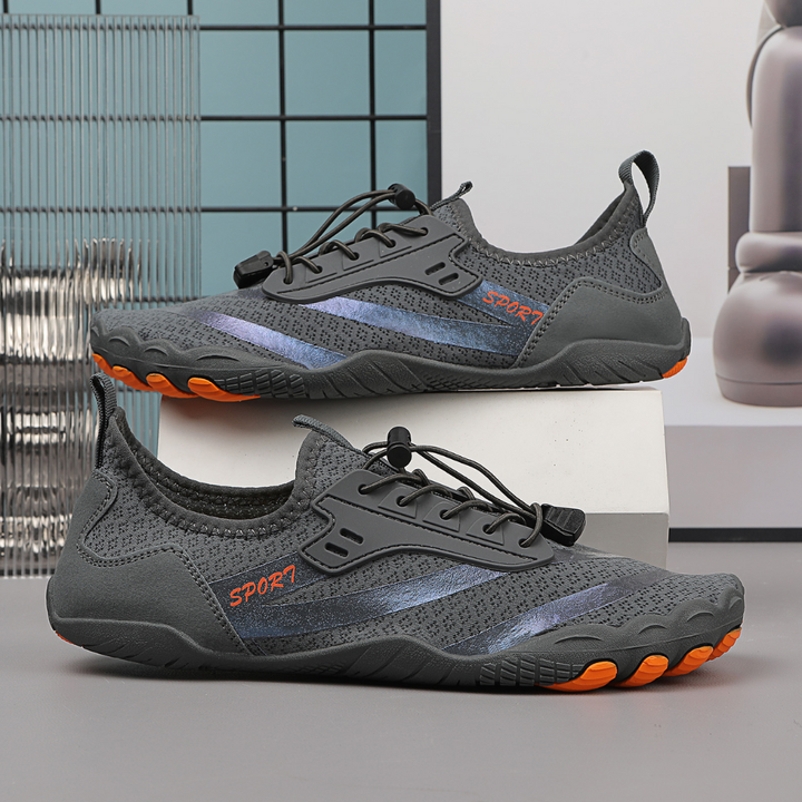 Szare buty barefoot prezentowane na nowoczesnym stojaku
