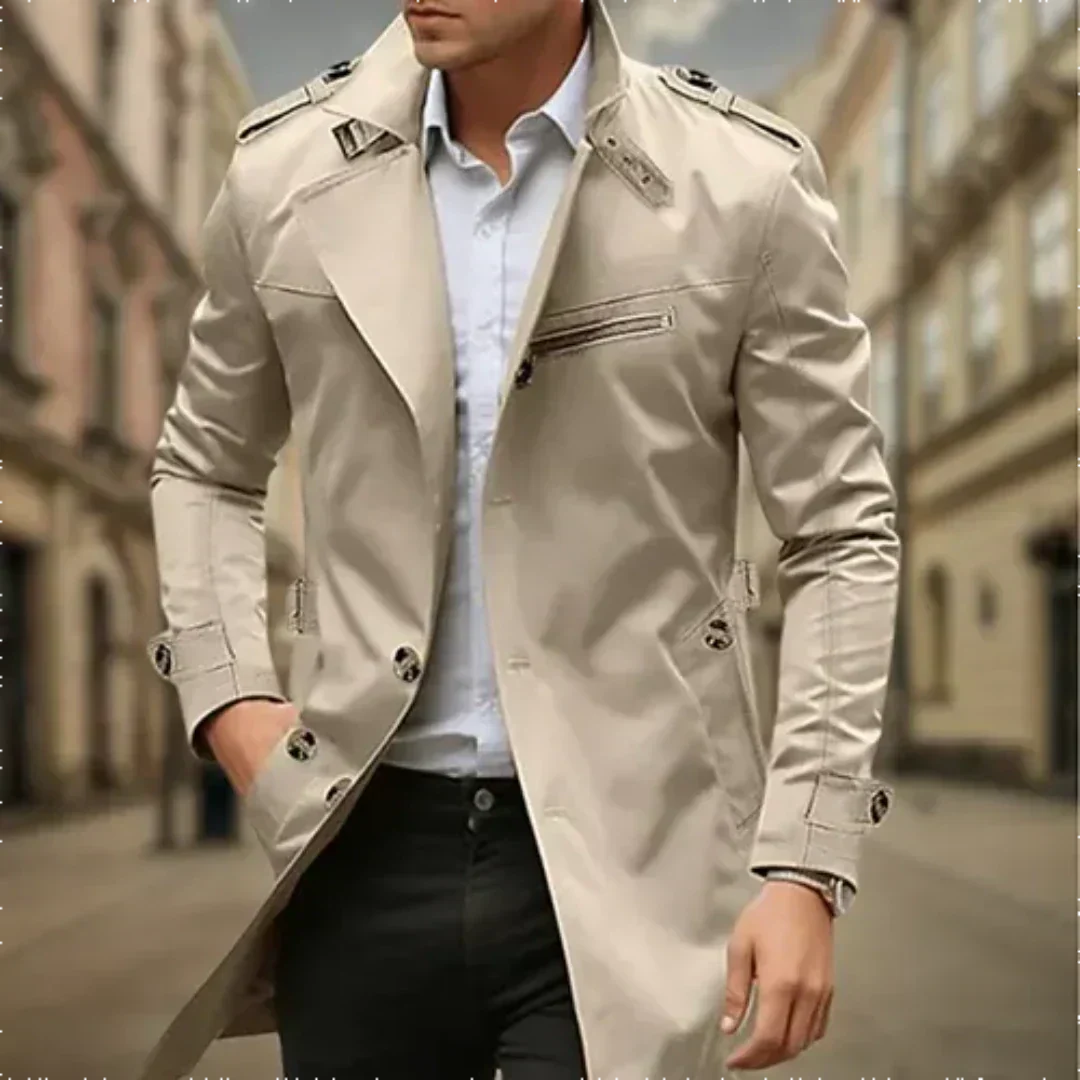 Elegancki czarny trench męski z ozdobnymi paskami na ramionach, tył płaszcza