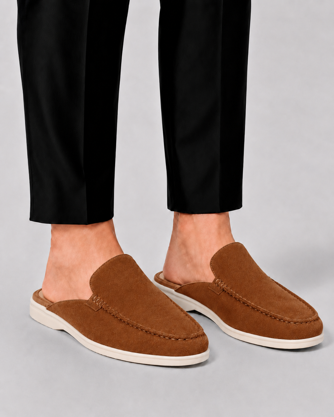 Mężczyzna w brązowych męskich loaferach mule z otwartą piętą