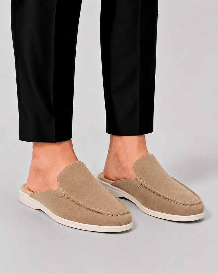 Mężczyzna w beżowych męskich loaferach mule z otwartą piętą