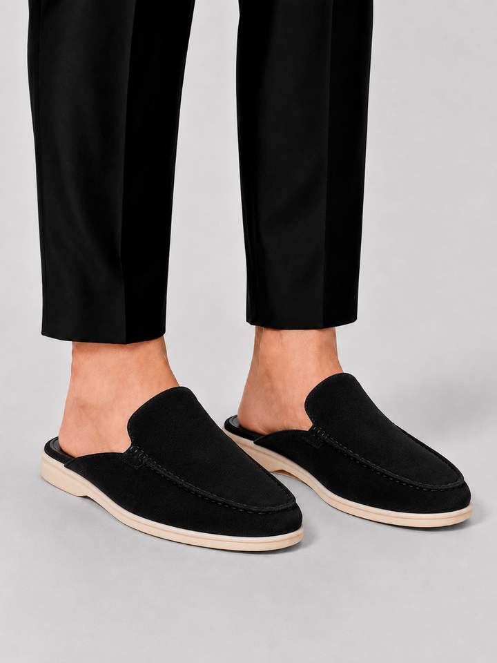 Mężczyzna w czarnych męskich loaferach mule z otwartą piętą