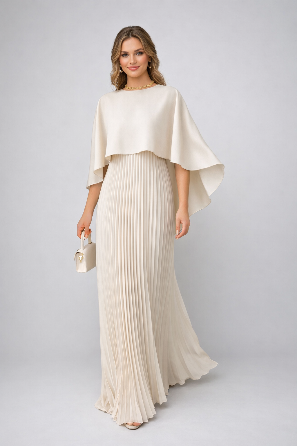 Kobieta prezentująca elegancką sukienkę maxi w kolorze off-white z plisowaniem