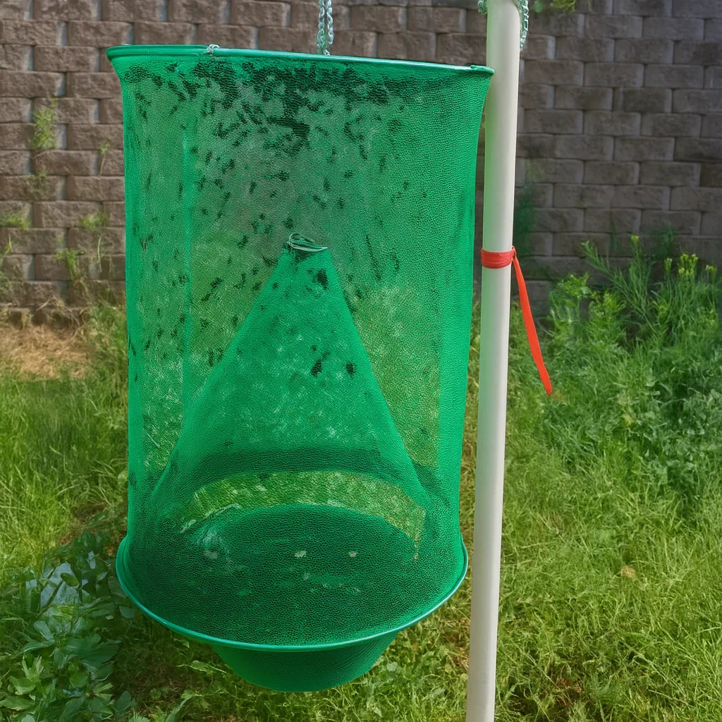 Zielona wielorazowa pułapka na muchy zawieszona w ogrodzie