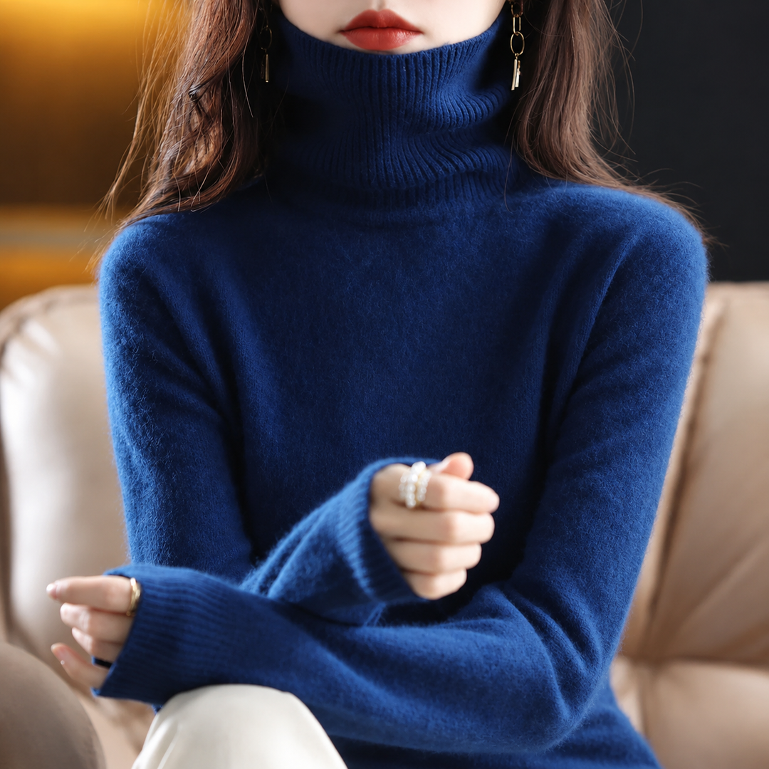 Niebieski sweter z golfem damski, klasyczny i miękki model na zimowe dni