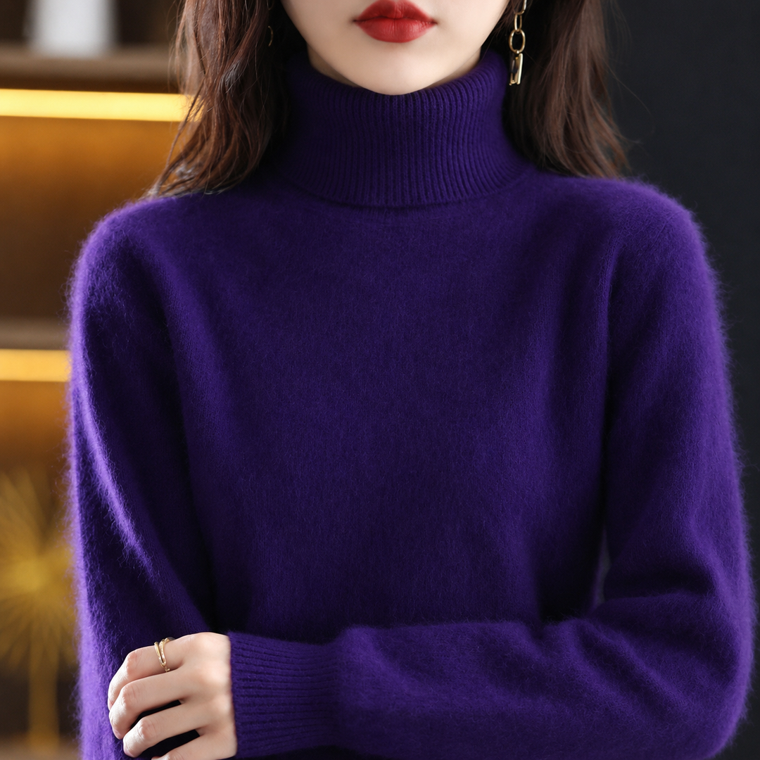 Zimowy sweter damski z golfem w odcieniu ecru, elegancki i miły w dotyku