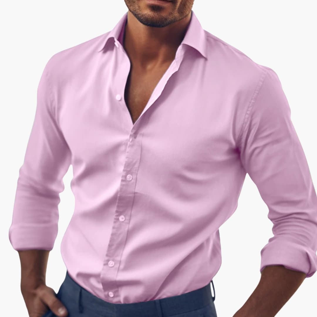 Elegancka koszula męska slim fit, zbliżenie na mankiet i guzik