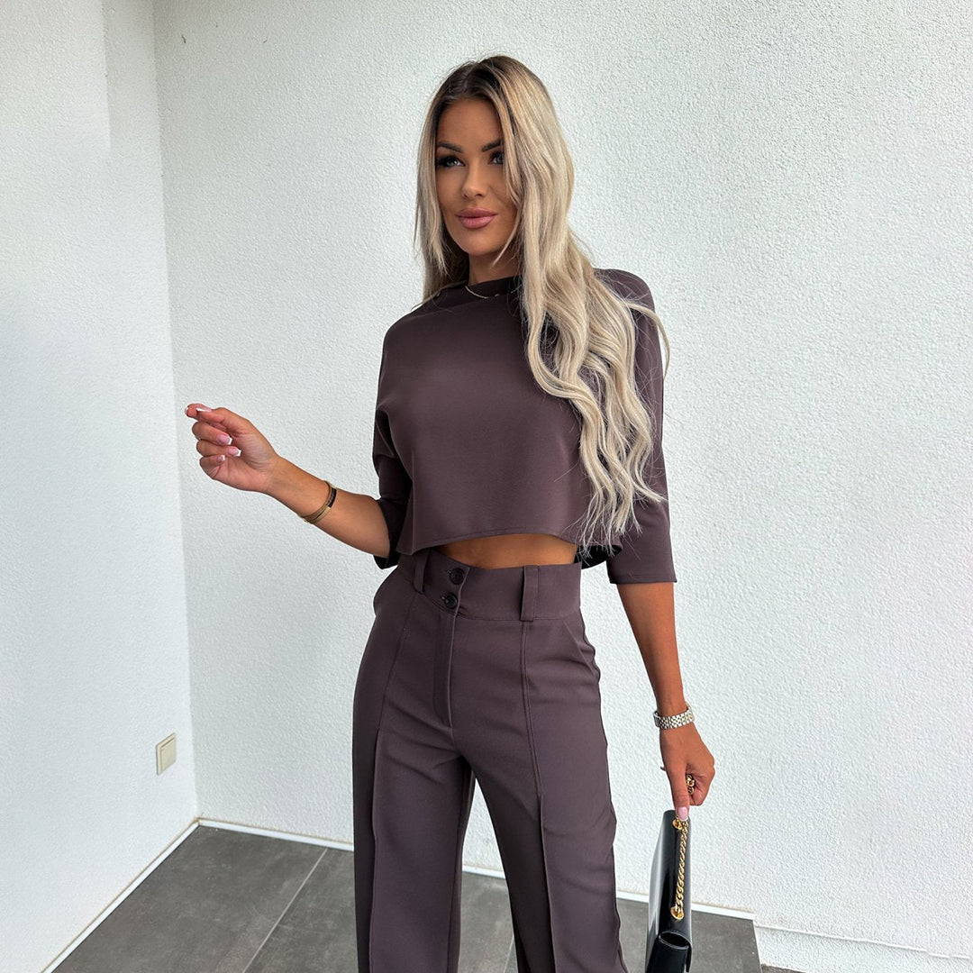 Stylowy zestaw top i spodnie damskie zaprezentowany od strony pleców