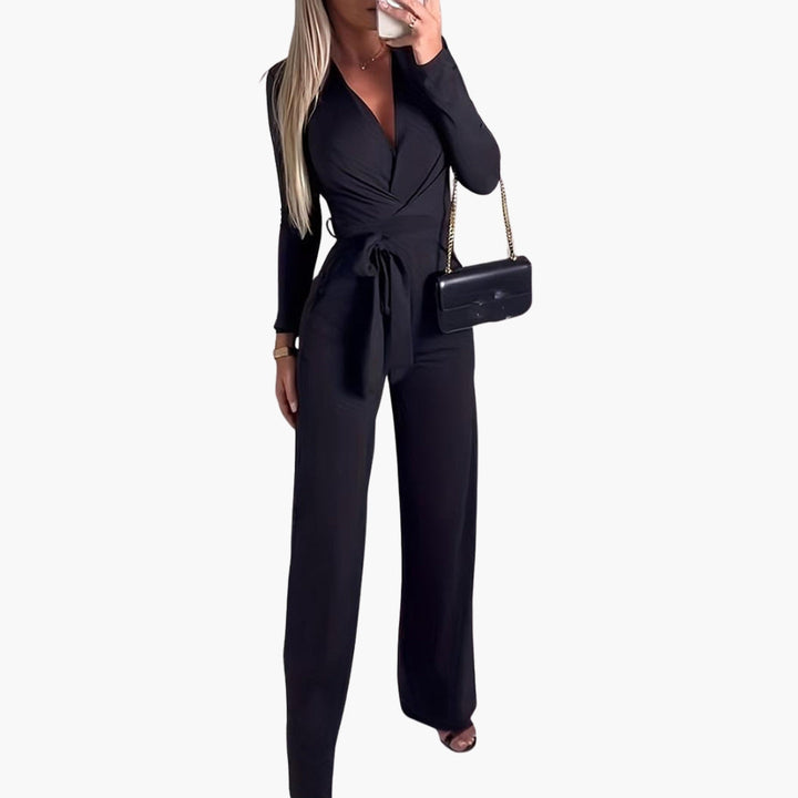 Prezentacja czarnego eleganckiego kombinezonu z wiązaniem w talii