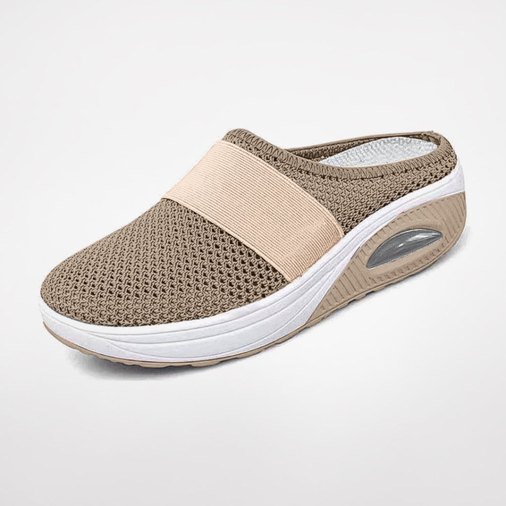 Khaki damskie buty wsuwane prezentowane na białym tle