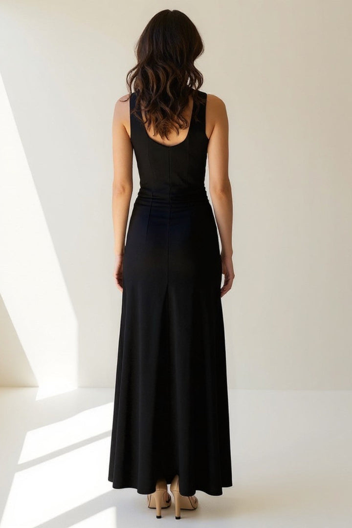 Widok z tyłu na elegancką czarną spódnicę maxi i top damski